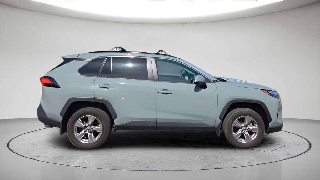 Used 2023  Toyota XLE image 4