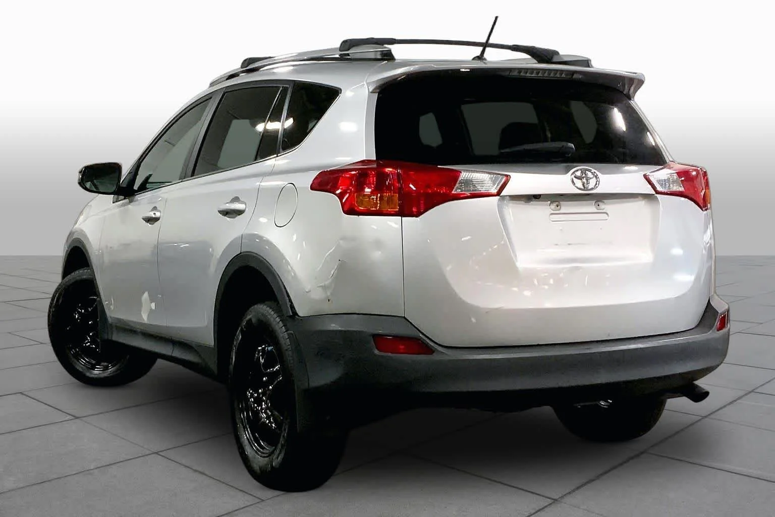 Used 2013 Classic Silver Metallic Toyota LE image 12