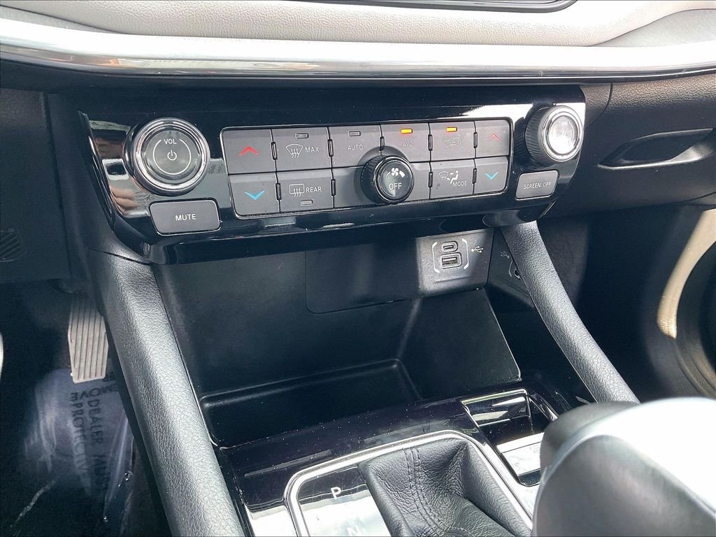 Used 2024 Hydro Blue Pearlcoat Jeep Limited image 24