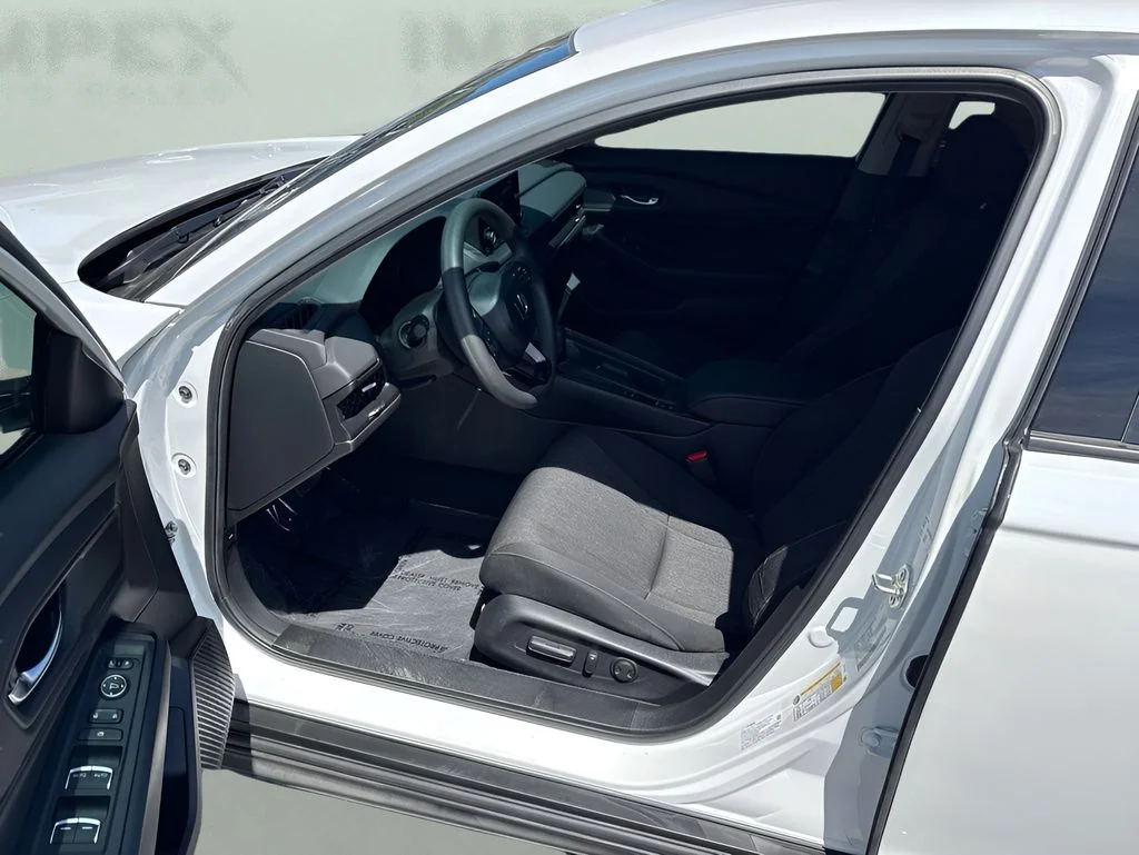 Used 2025 White Honda SE image 9