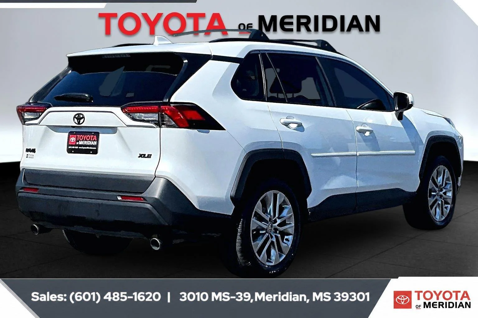 Used 2025 Wind Chill Pearl Toyota XLE Premium image 11