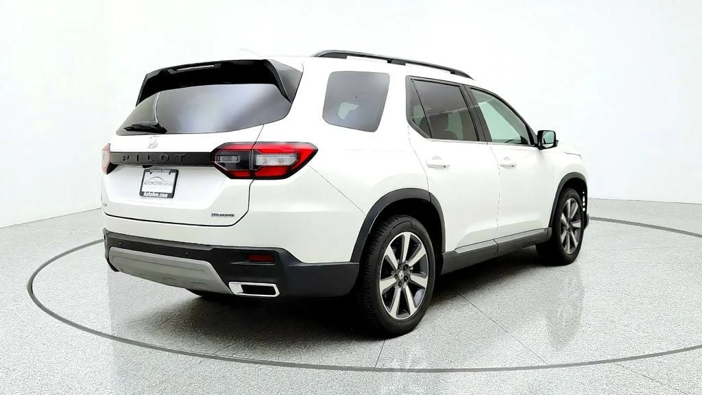 Used 2024 Platinum White Pearl Honda Touring AWD image 5