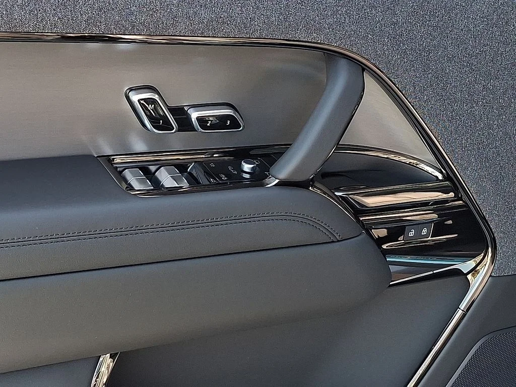 New 2026  Land Rover SE image 8