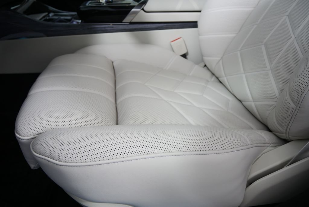 2026 BMW 7 Series 750e - Photo 10