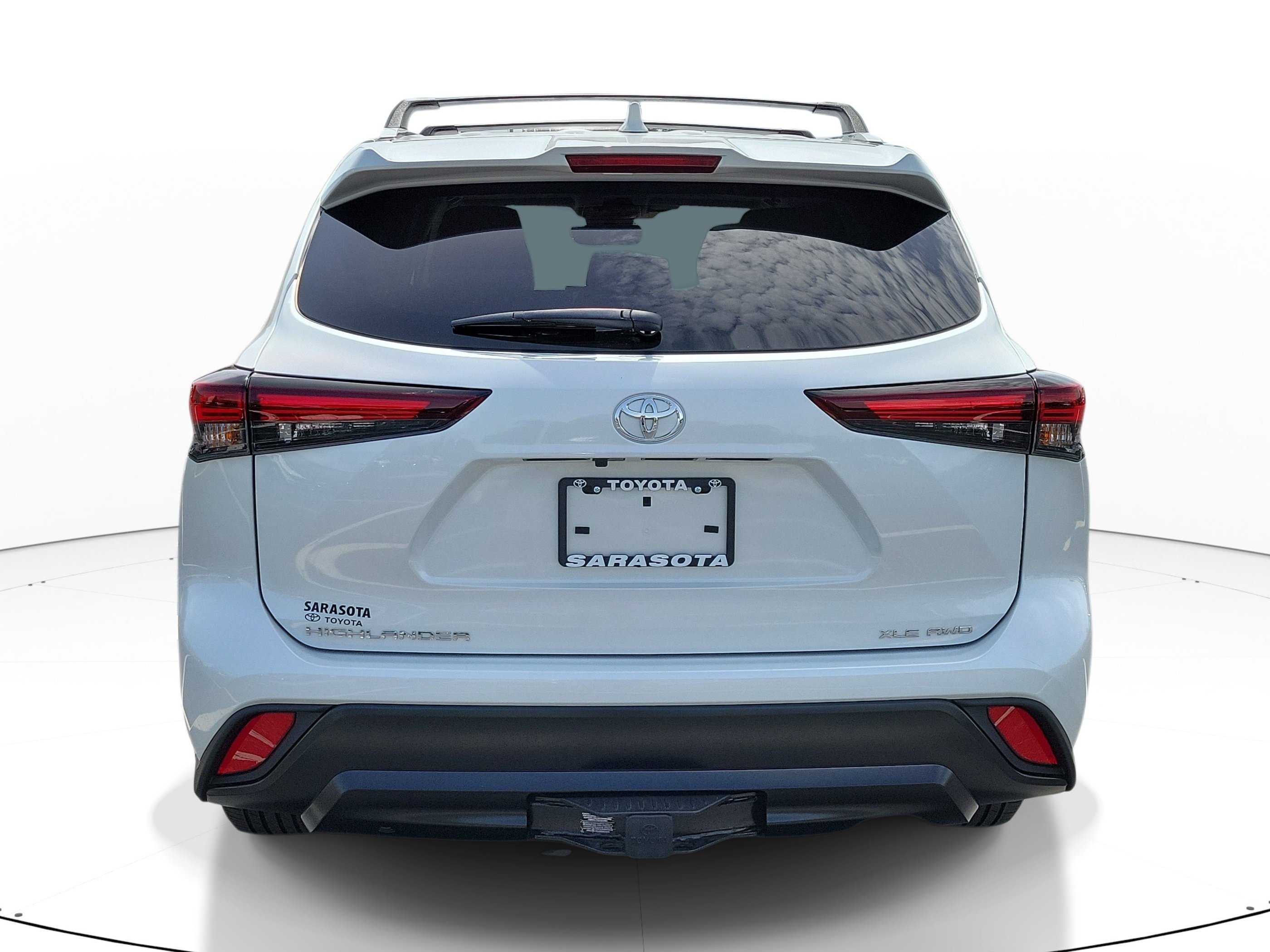 Used 2025 Pearl Toyota XLE image 4