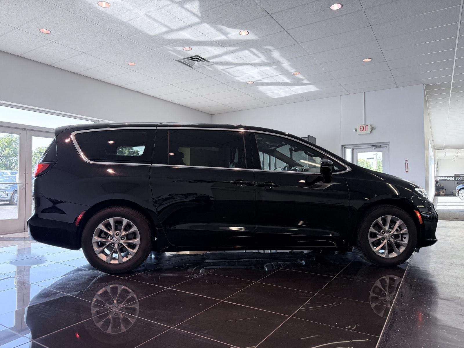 Used 2026 Diamond Black Crystal Pearlcoat Chrysler Limited image 15