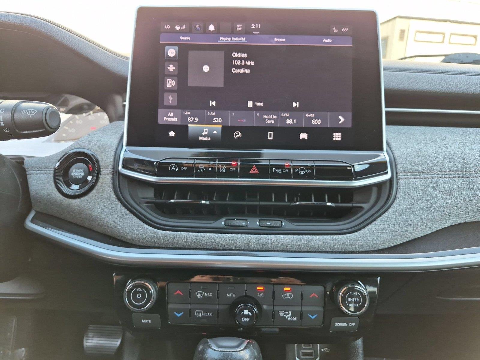 Used 2023 Redline Pearlcoat Jeep Latitude Lux image 23