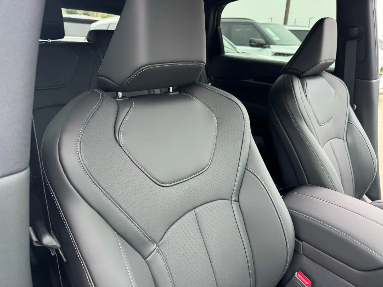New 2027 RADIANT WHITE INFINITI Sport AWD image 6