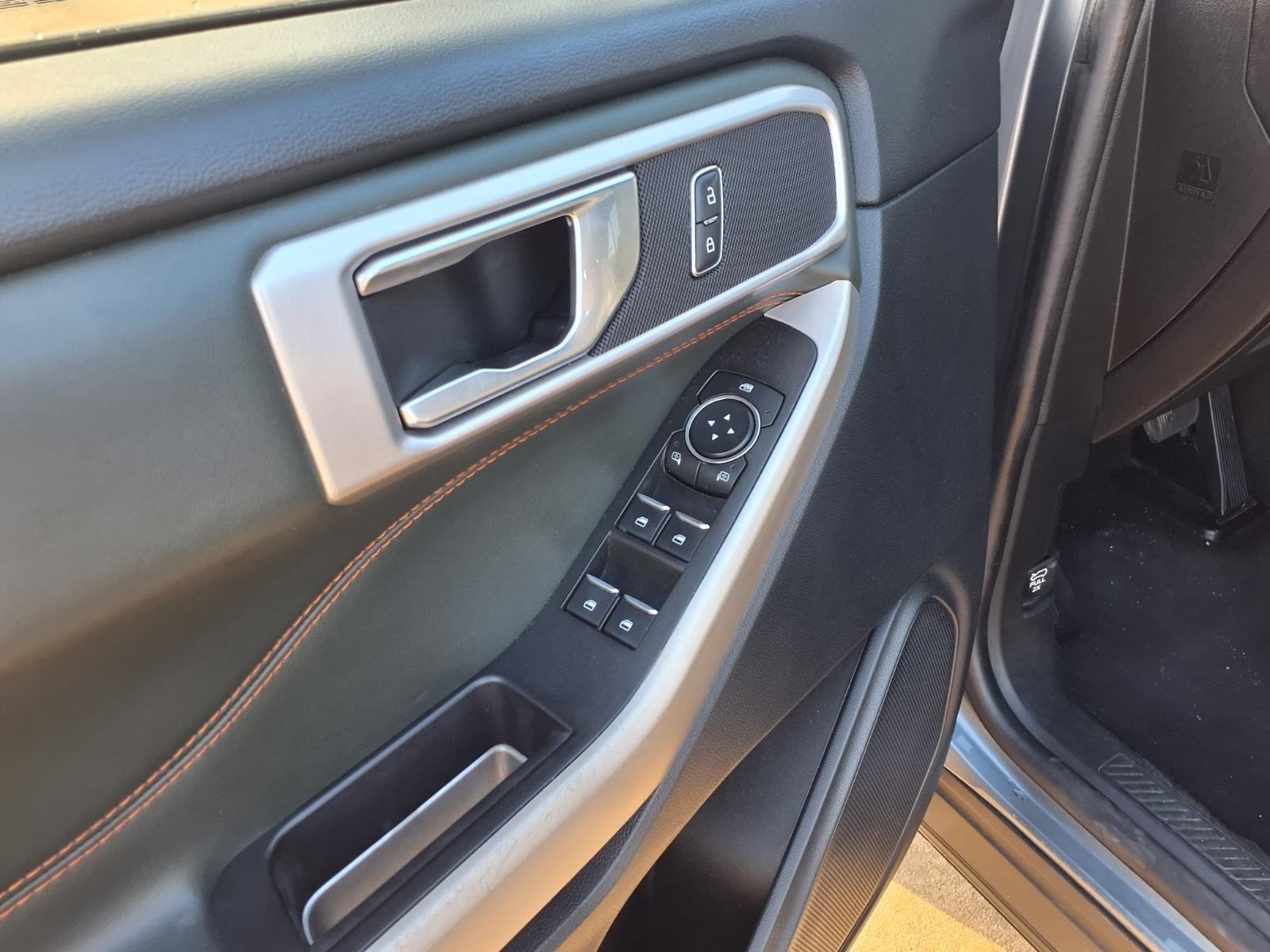 2022 Ford Explorer photo 19 of 27
