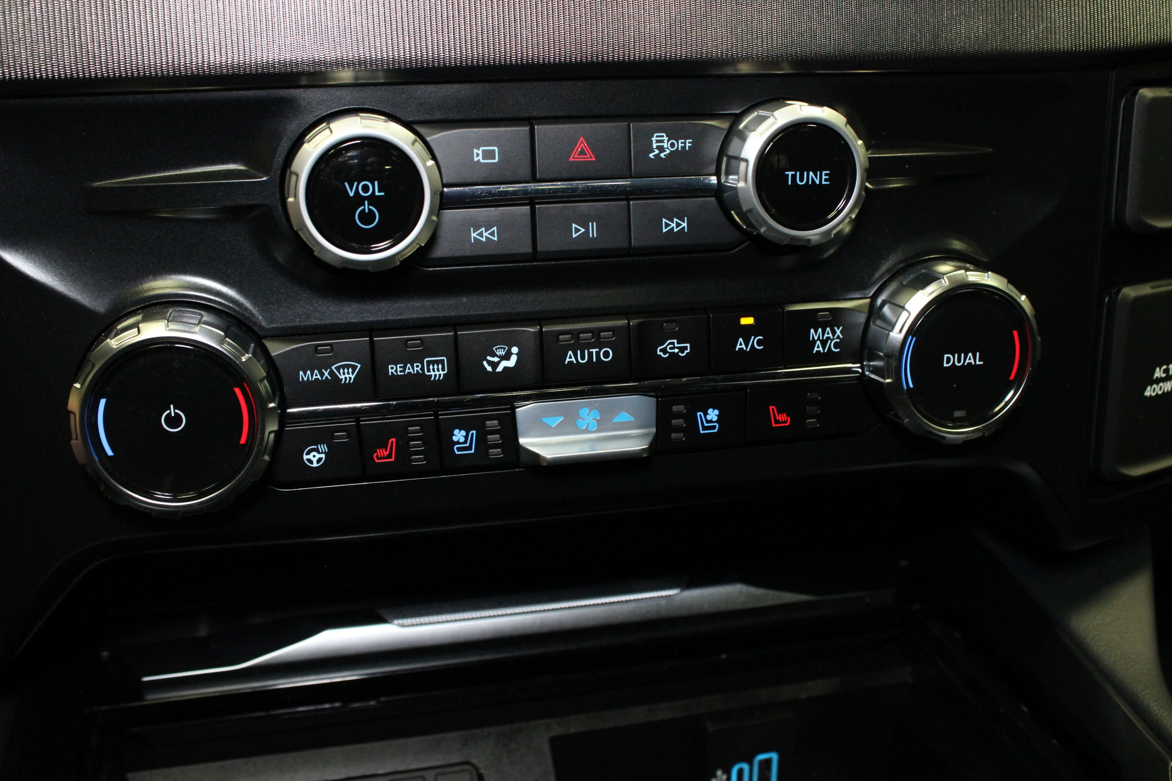 Used 2026 Agate Black Metallic Ford Platinum image 27