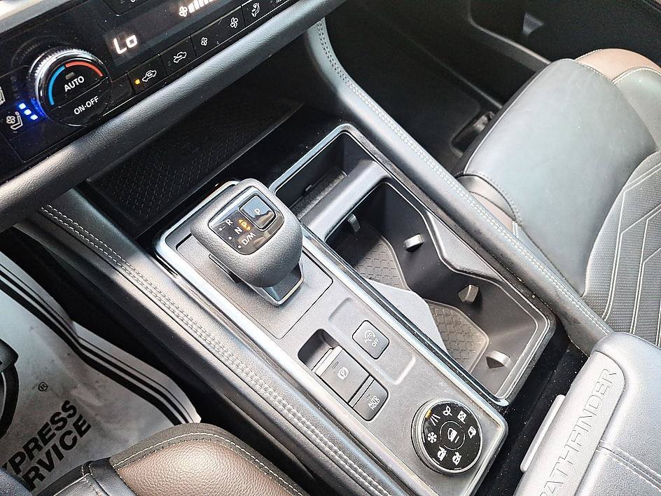 Used 2023 Pearl White Tricoat Nissan Platinum image 18