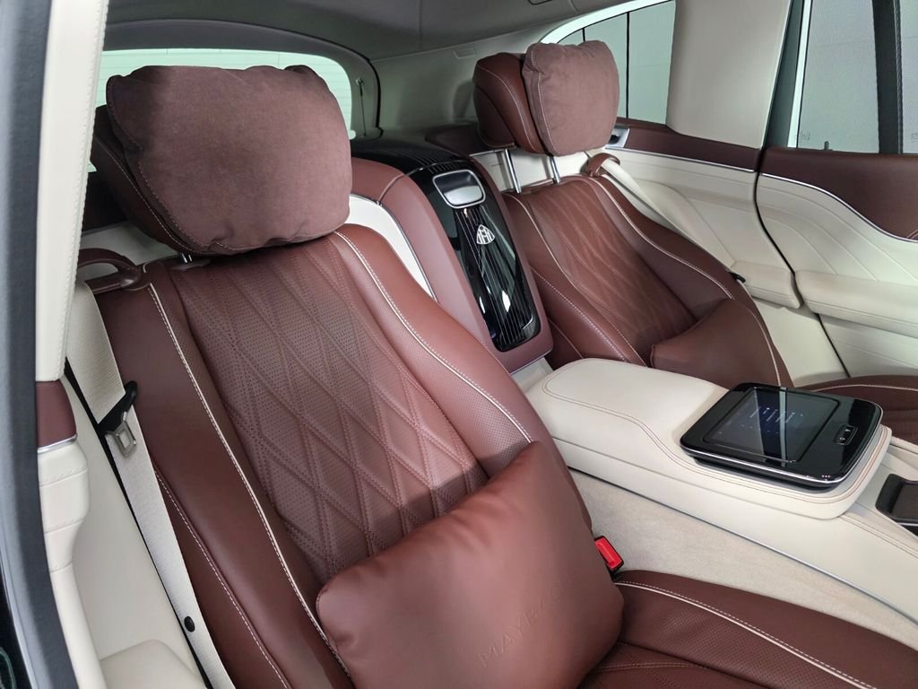 Certified Used 2025 Black Mercedes-Benz Maybach GLS 600 image 31