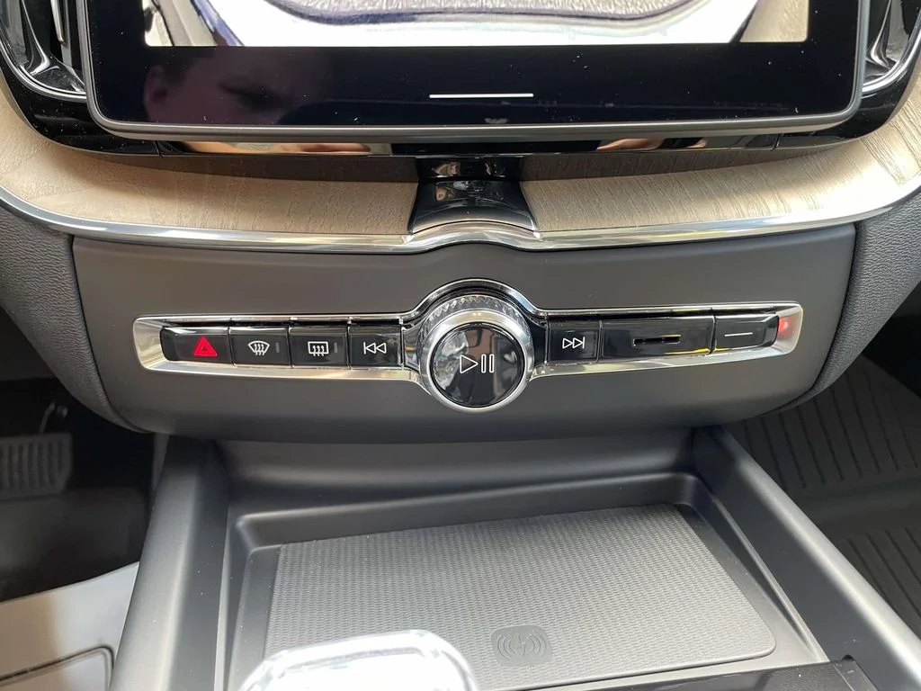 2026 Volvo XC60 Plus - Photo 17