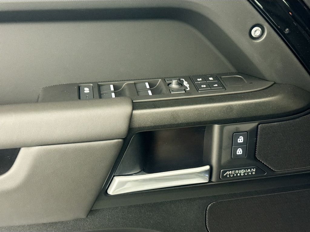 2026 Land Rover Defender V8 - Photo 17