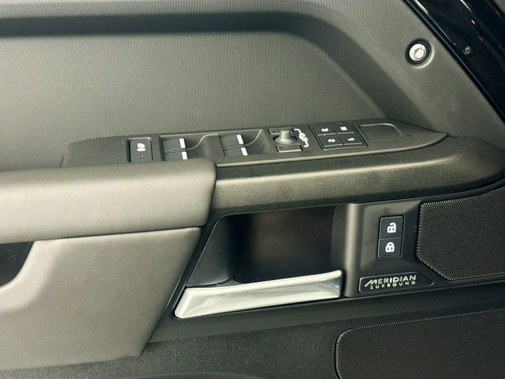 2026 Land Rover Defender V8 - Photo 17