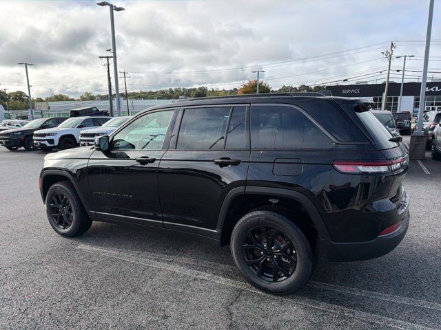 New 2026 Diamond Black Crystal Pearl-Coat Exterior Paint Jeep Altitude image 5