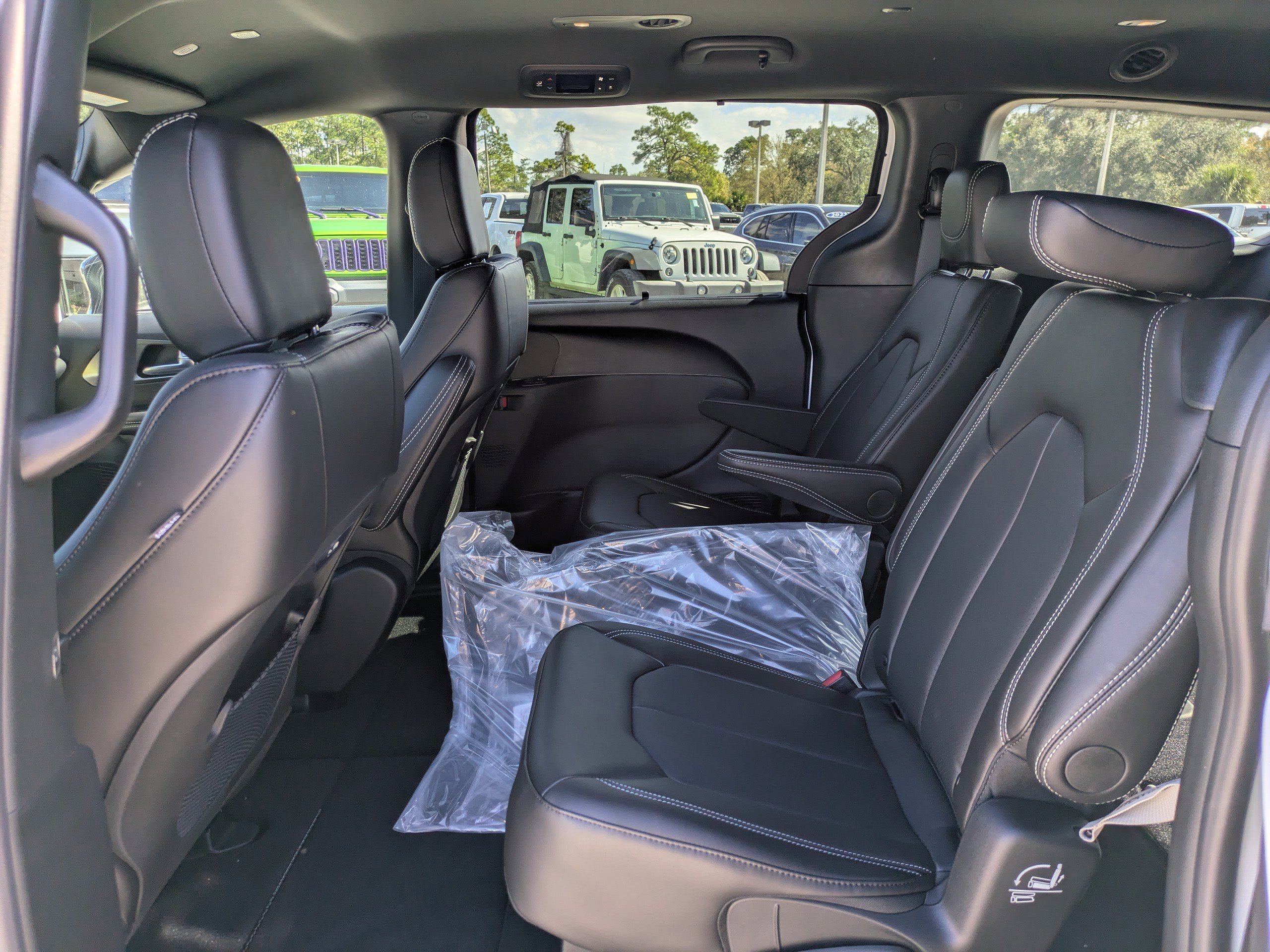New 2026 Bright White Clear-Coat Exterior Paint Chrysler Select image 12