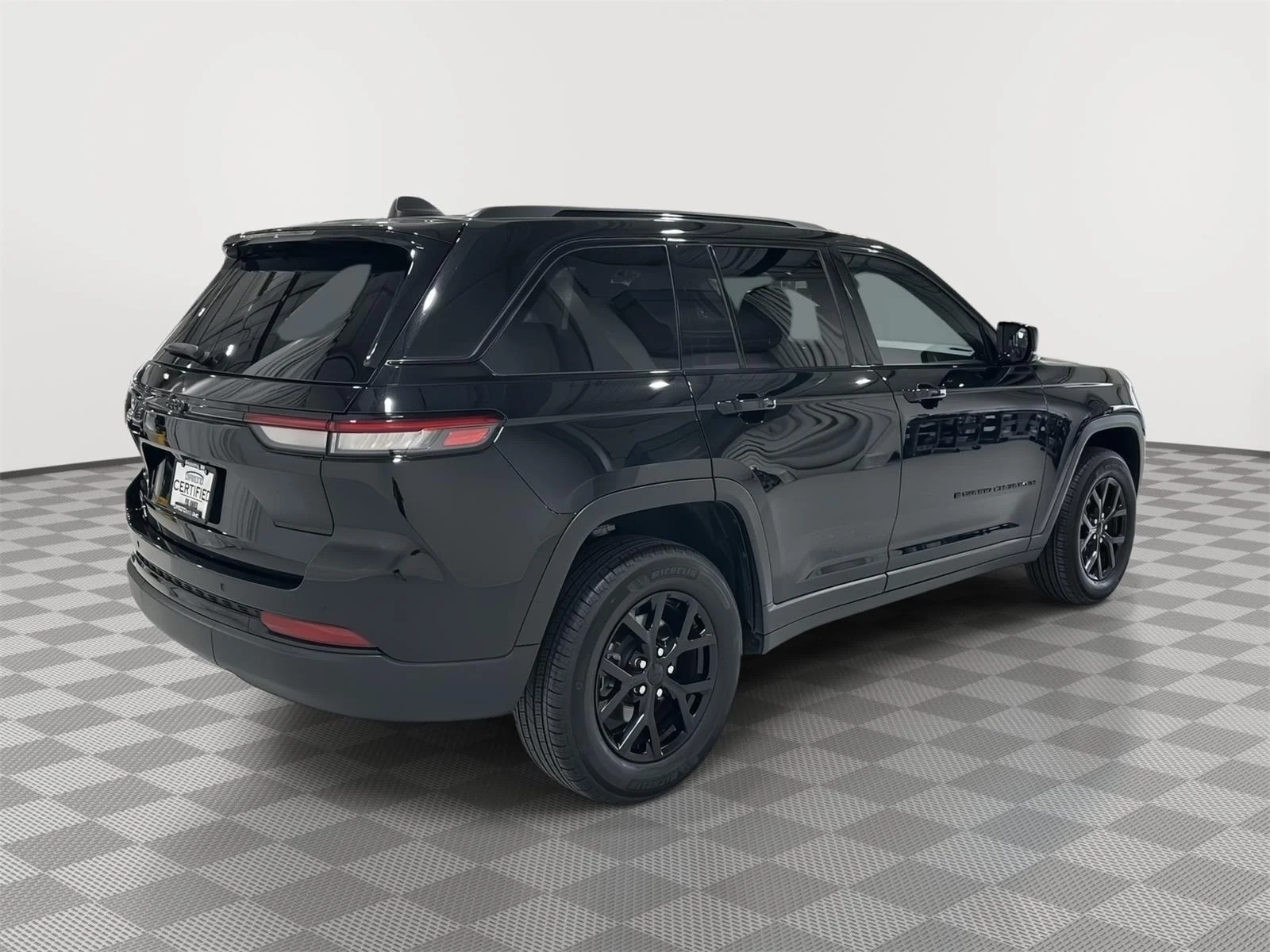 Used 2025 Diamond Black Crystal Pearlcoat Jeep Altitude image 5