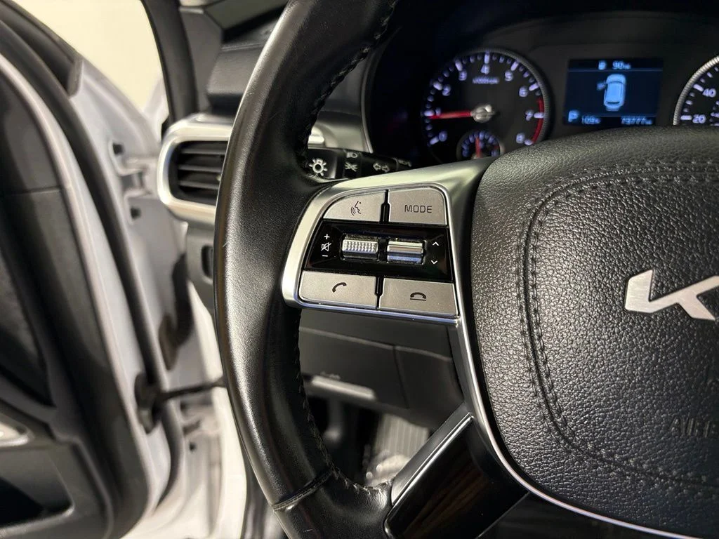 Used 2022 White Kia S image 21