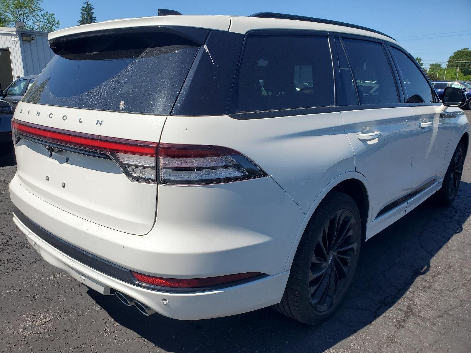 Used 2025 Pristine White Metallic Tri-Coat Lincoln Reserve image 2
