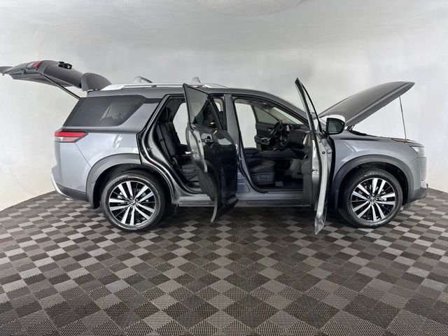 Used 2025 Gray Nissan Platinum image 13