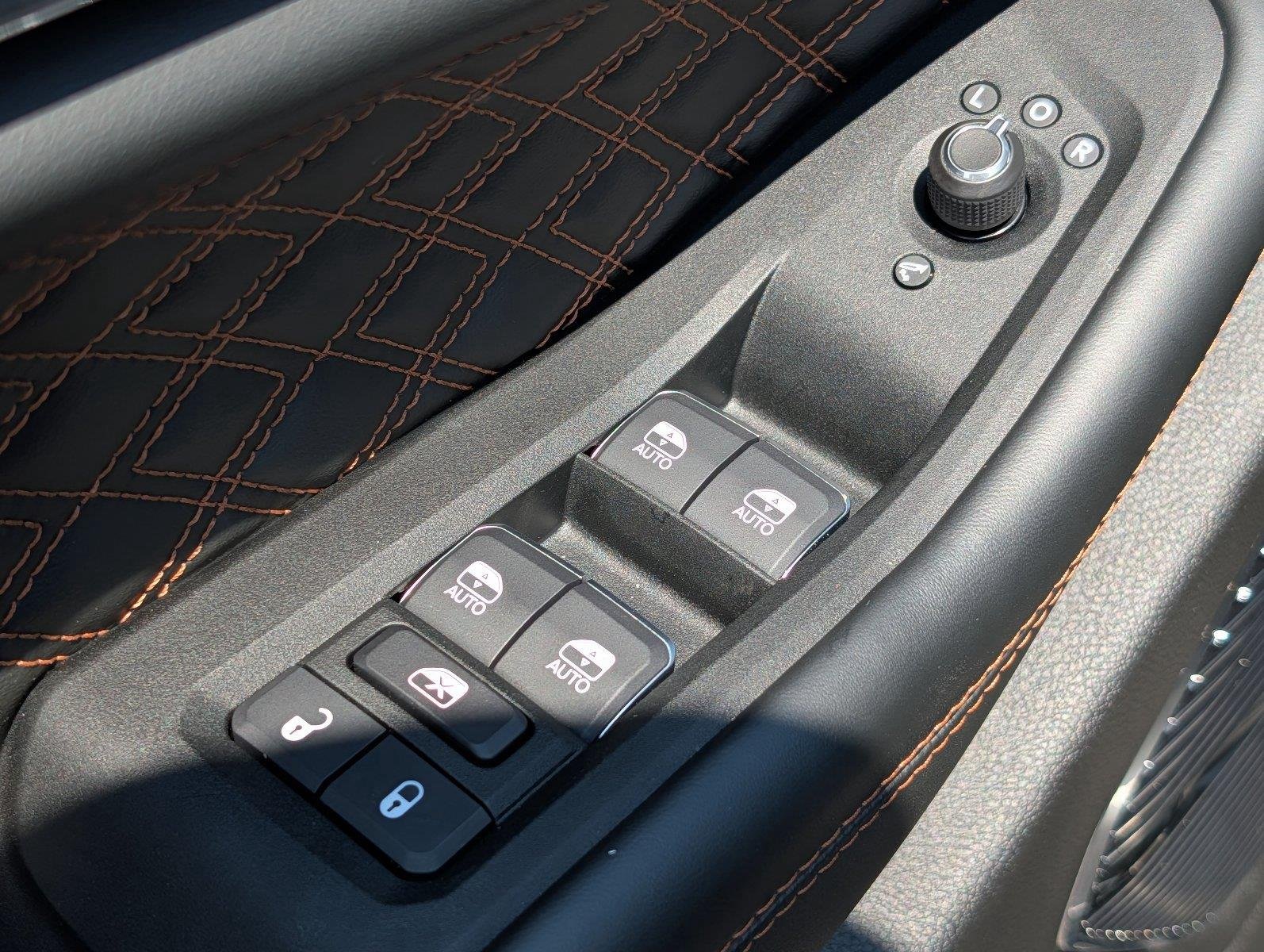 Used 2025 Diamond Black Crystal Pearlcoat Jeep Summit image 15