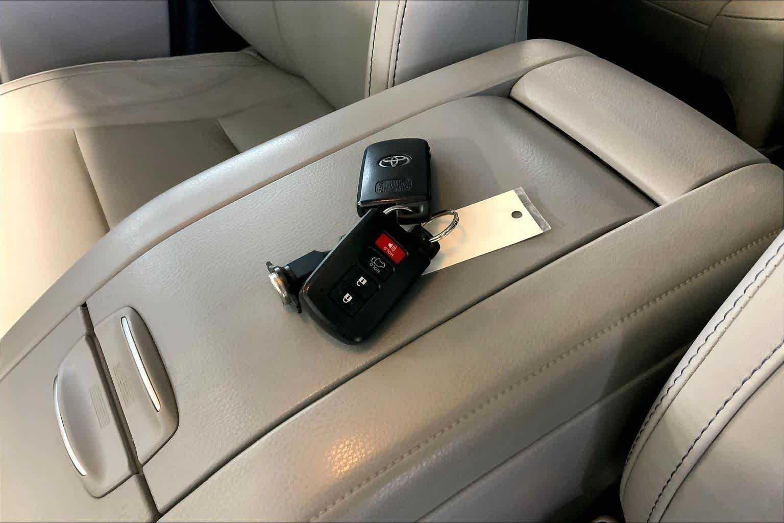 Used 2015 Shoreline Blue Pearl Toyota XLE image 14