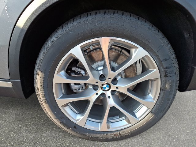 New 2026 Skyscraper Grey Metallic BMW xDrive50e image 8
