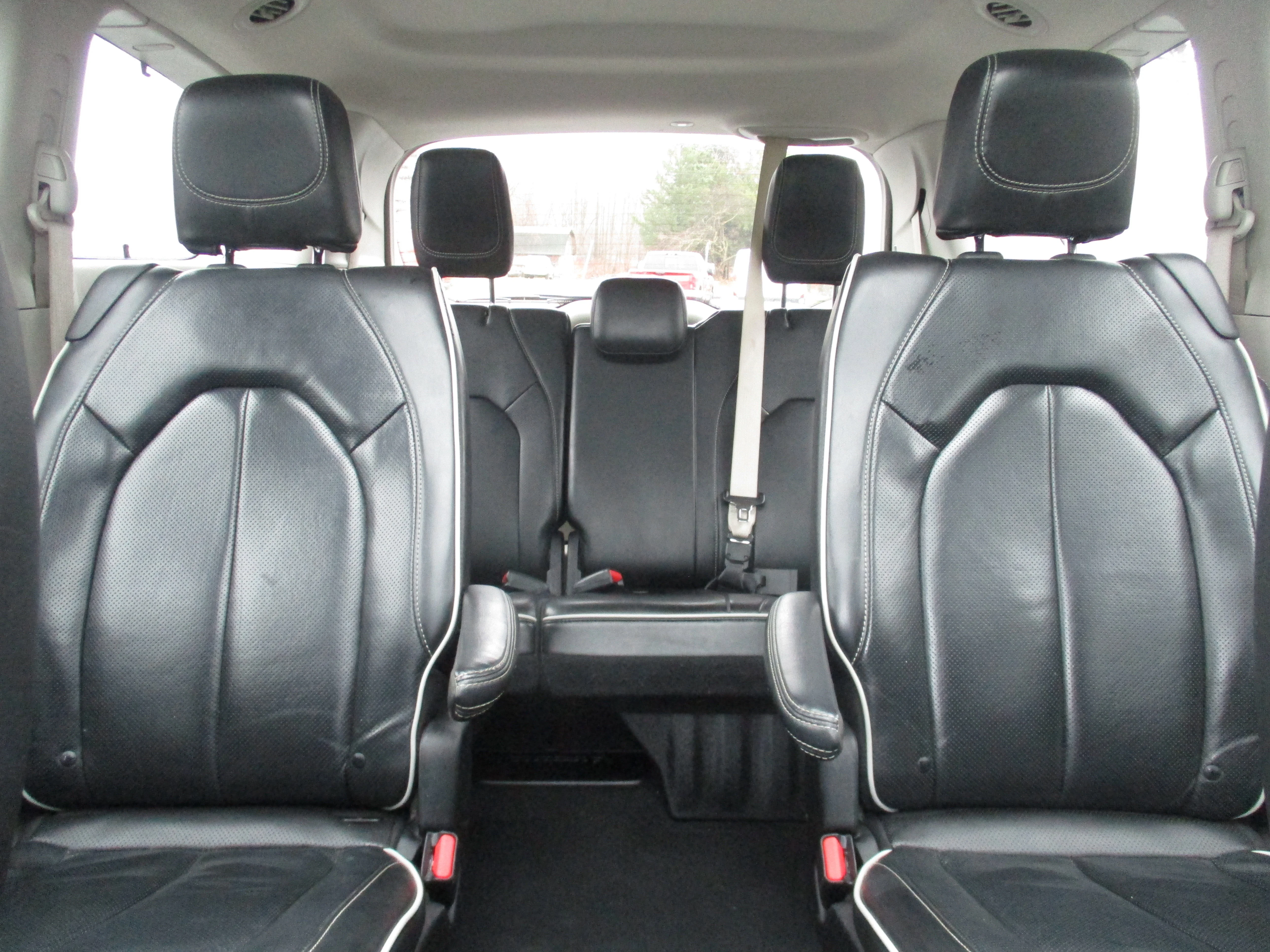 Used 2022 Brilliant Black Crystal Pearlcoat Chrysler Limited image 62
