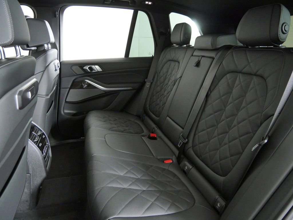 Used 2026 Skyscraper Grey Metallic BMW xDrive40i image 34