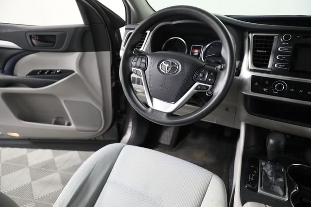 2019 Toyota Highlander LE - Photo 21