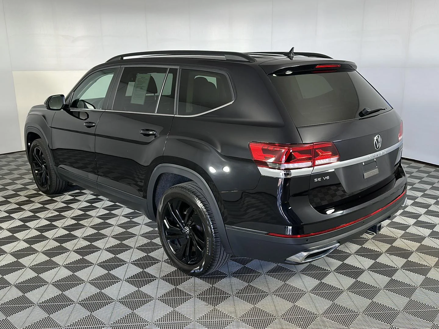 Used 2023 Deep Black Pearl Volkswagen 3.6L V6 SE w/Technology image 13