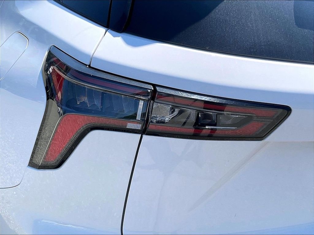 Used 2025 White Chevrolet LT image 32