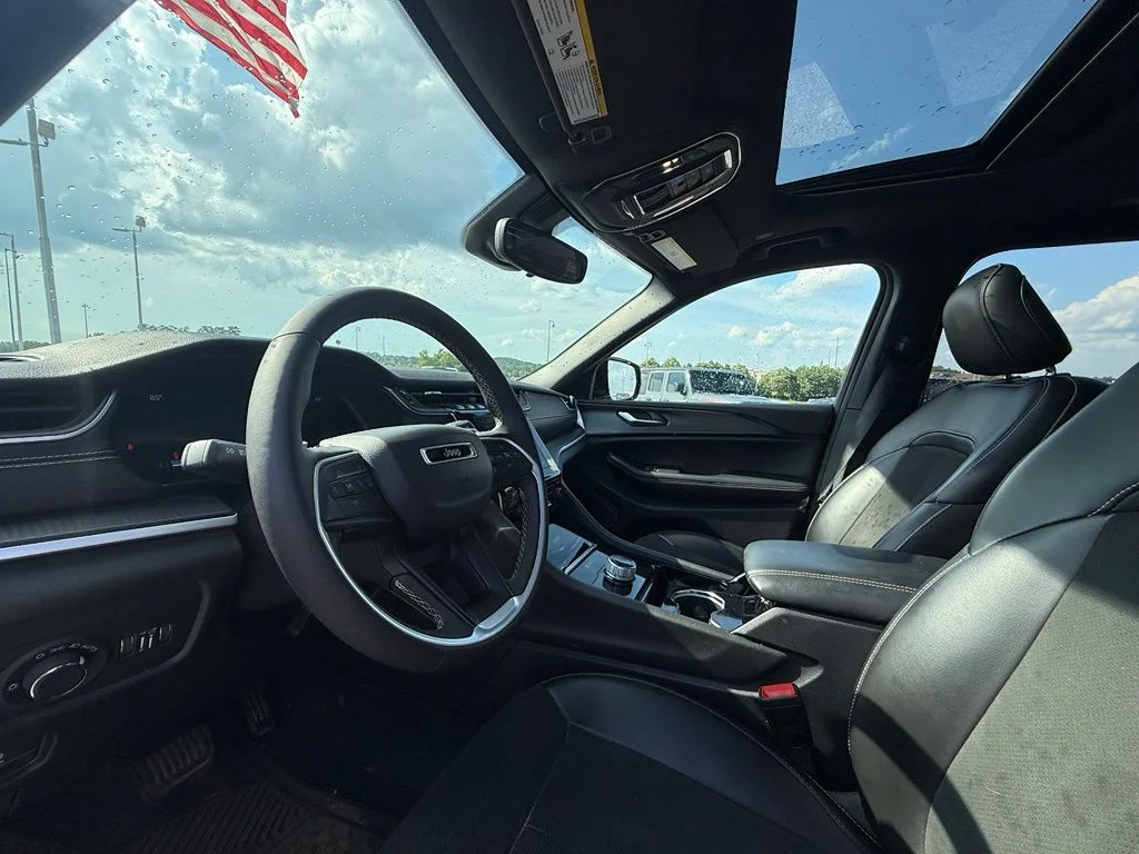 Used 2023 Silver Jeep Altitude image 19