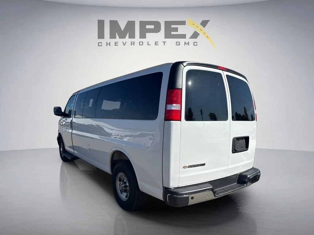 Used 2025 Summit White Chevrolet 1LT image 2