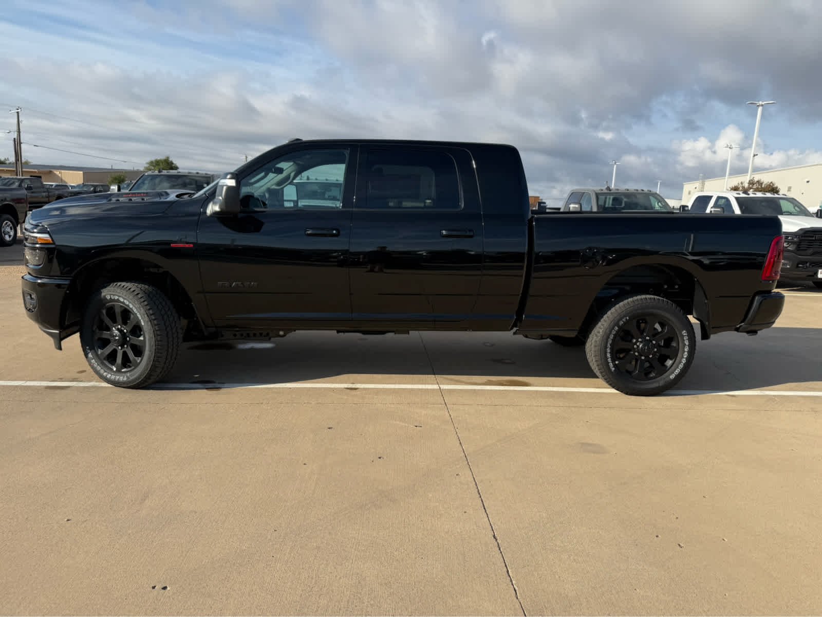 New 2027 Diamond Black Crystal Pearl-Coat Exterior Paint RAM Laramie image 10