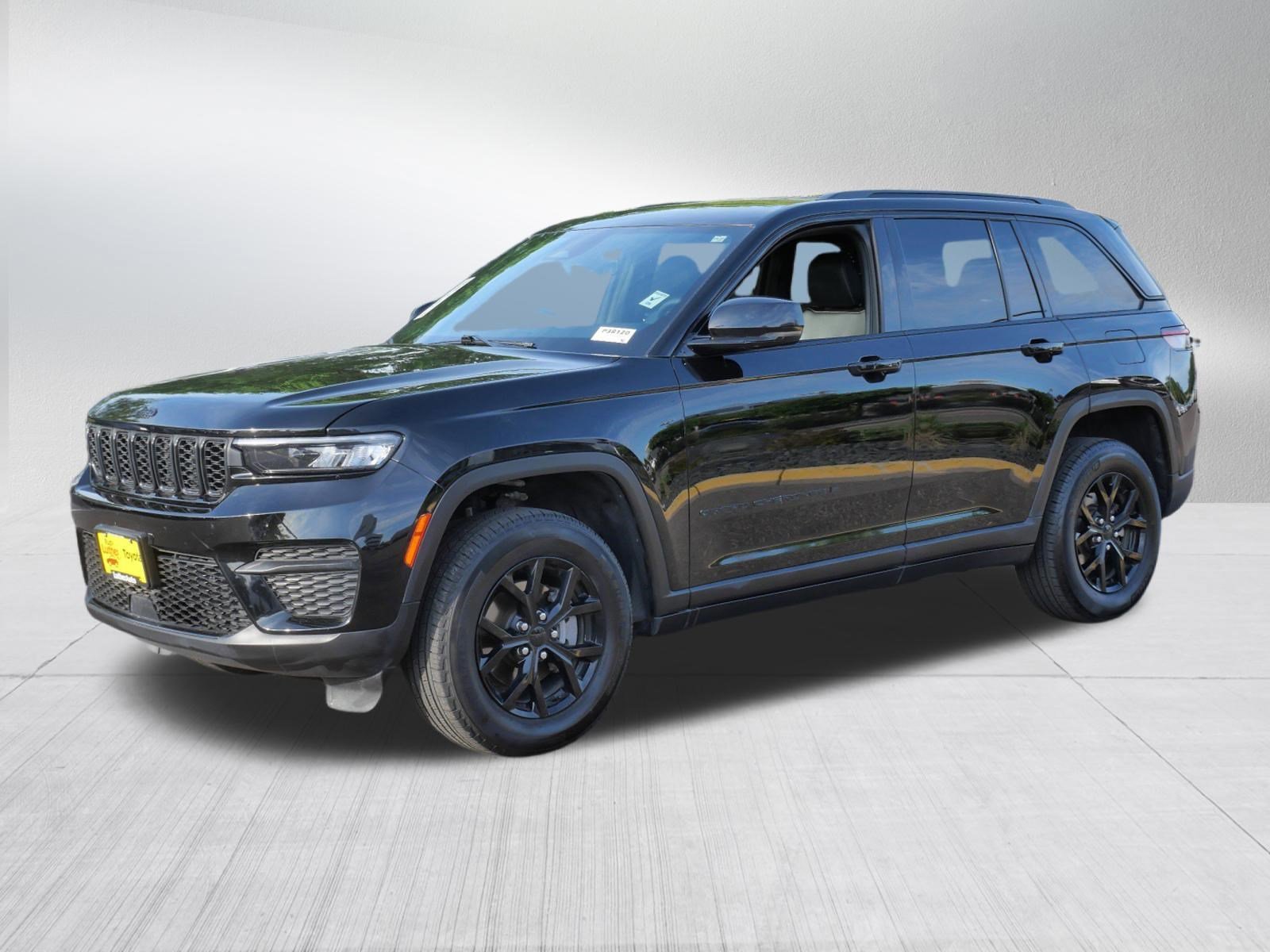 Used 2025 Diamond Black Crystal Pearlcoat Jeep Altitude image 3
