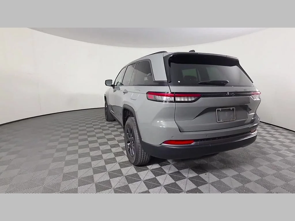 New 2027 Sting-Gray Clearcoat Jeep Laredo Altitude image 29