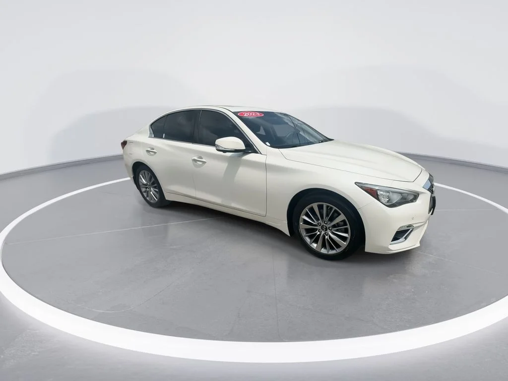 Used 2023 White INFINITI LUXE image 2