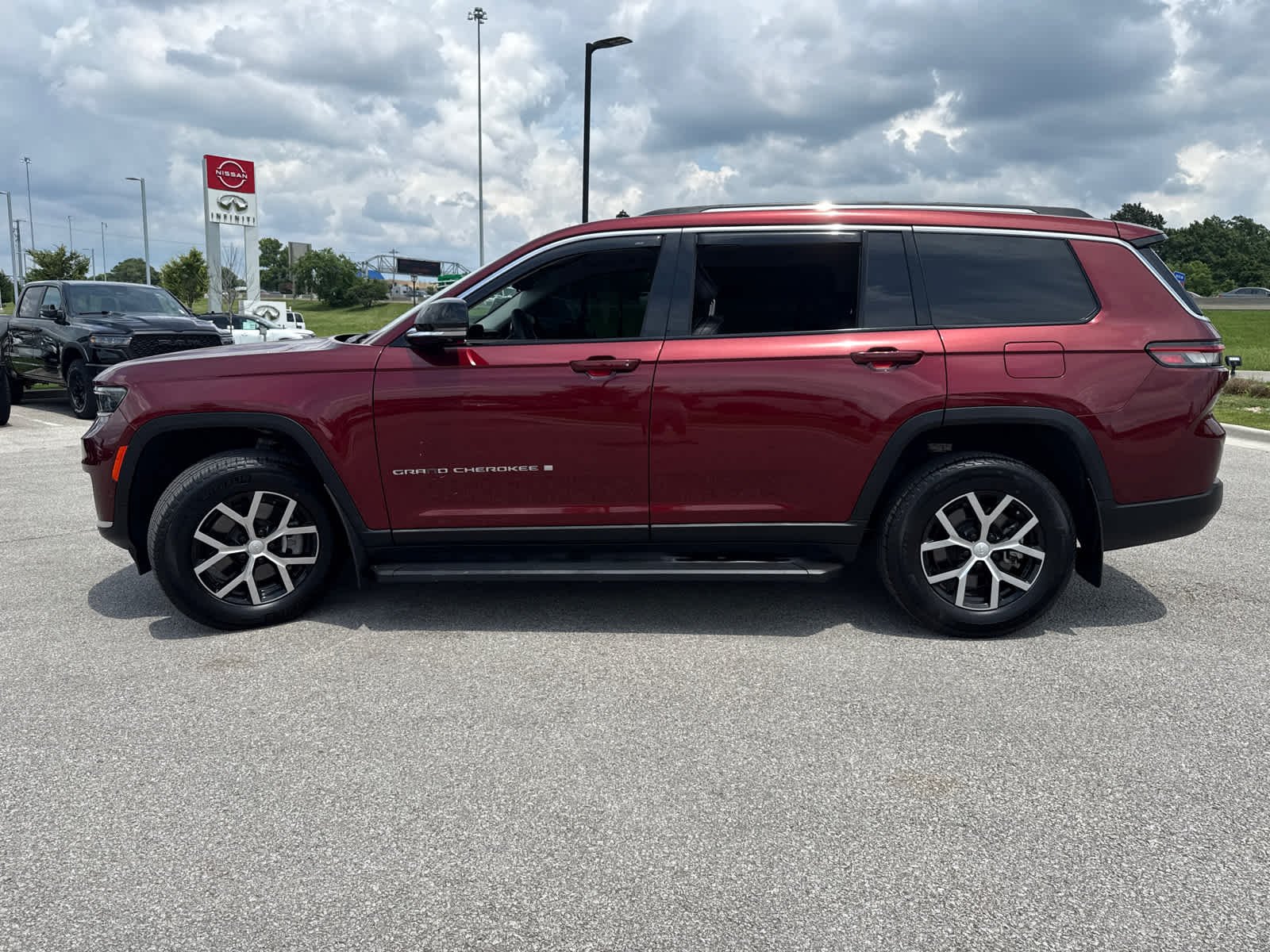 Used 2023 Velvet Red Pearlcoat Jeep Limited image 5