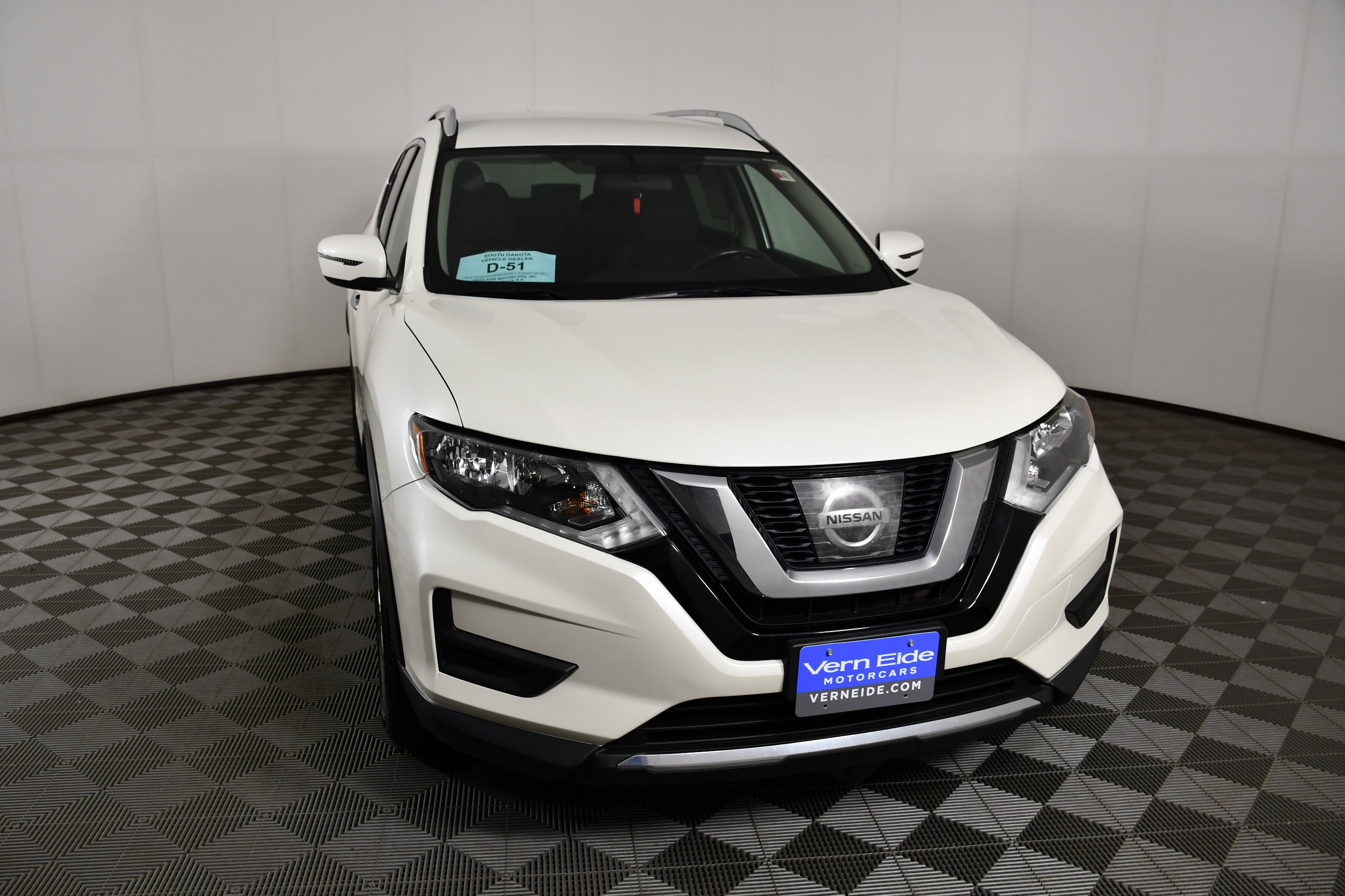 Used 2017 Pearl White Nissan SV image 3