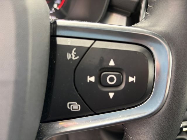 Used 2020 Black Volvo Momentum image 30