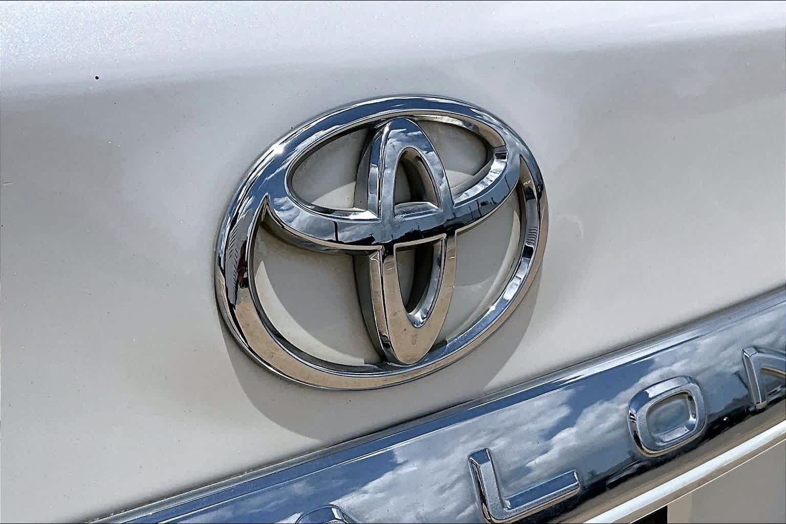 Used 2012 Blizzard Pearl Toyota Limited image 10