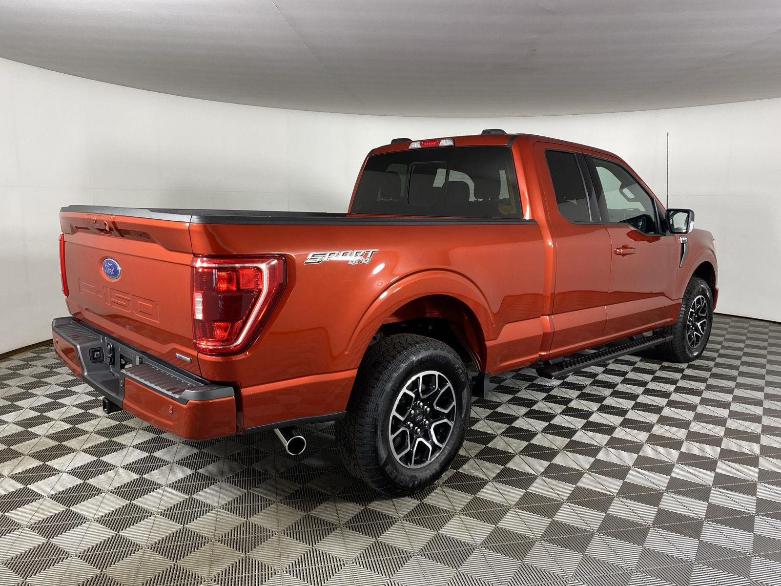 Used 2023 Hot Pepper Red Tinted Clearcoat Ford XLT image 7