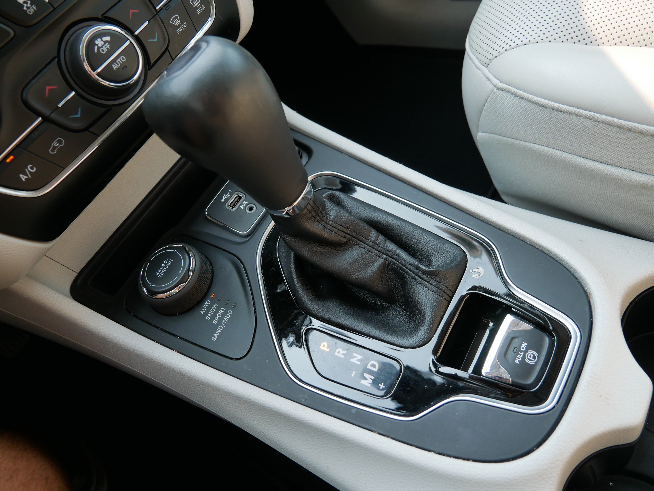 Used 2020 Diamond Black Crystal Pearlcoat Jeep Limited image 24