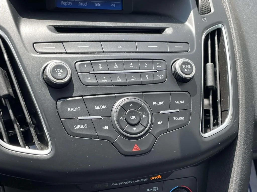 Used 2015 Red Ford SE image 27