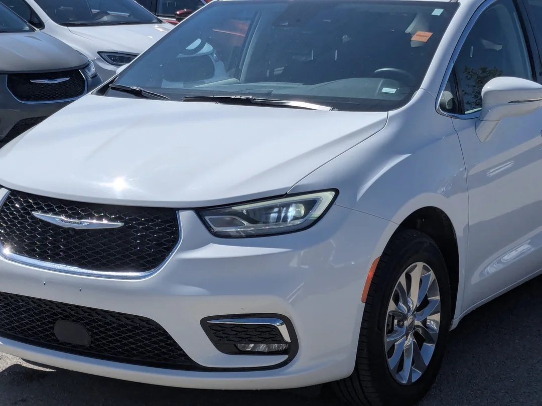 Certified Used 2022 White Chrysler Touring L - - AWD - Stow n Go Seating - 360 Cam - Remote Start - Pwr Sliding Doors & More! image 10