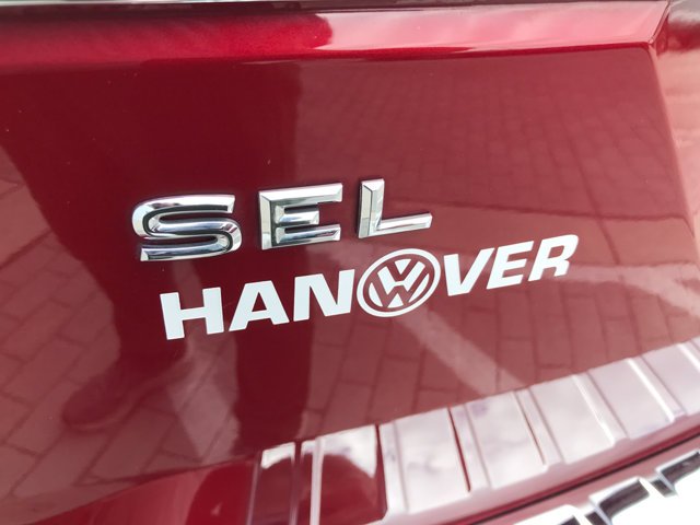 Used 2019 Fortana Red Metallic Volkswagen 3.6L V6 SEL Premium image 11