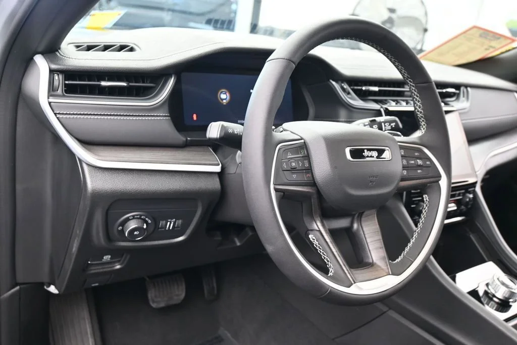 Used 2025 Silver Jeep Limited image 16