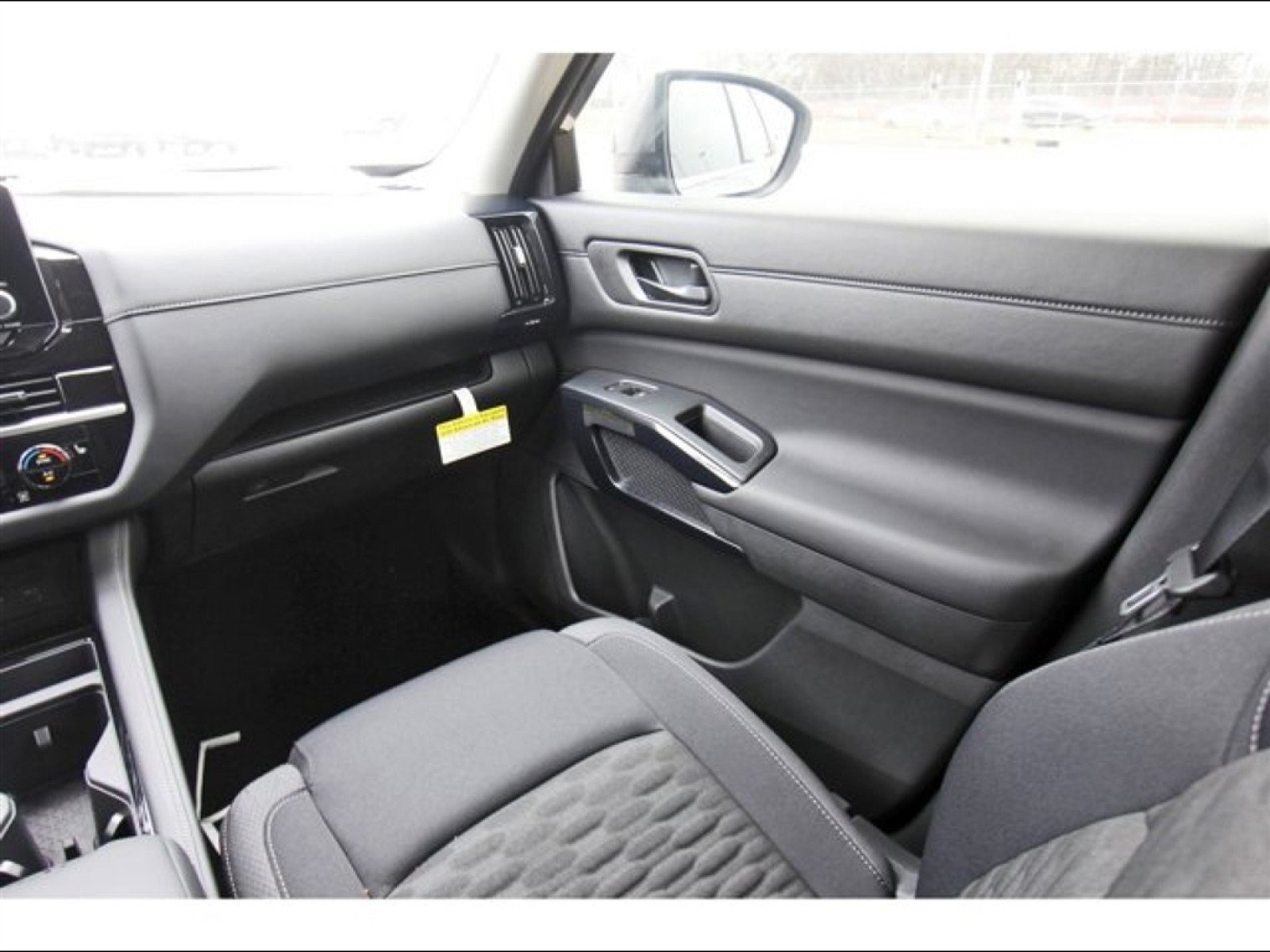 2025 Nissan Pathfinder SV - Photo 9